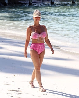 Kerry Katona feet photo thumbnail