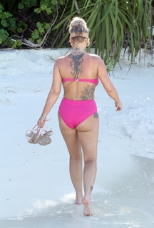 Kerry Katona feet photo thumbnail