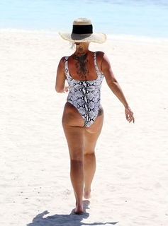 Kerry Katona feet photo thumbnail