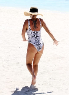 Kerry Katona feet photo thumbnail