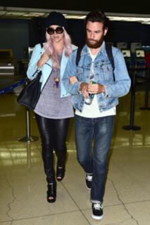 Kesha feet photo thumbnail