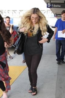 Kesha feet photo thumbnail