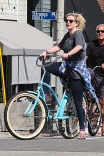 Kesha feet photo thumbnail