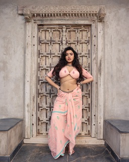 Ketika Sharma feet photo 9