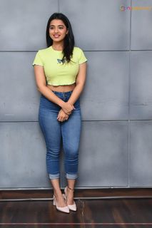 Ketika Sharma feet photo 9