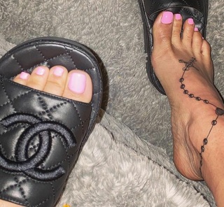 Keyshia Cole feet photo thumbnail
