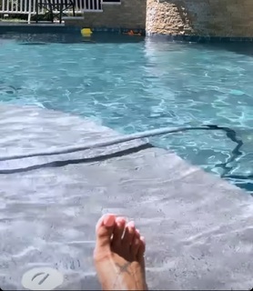 Keyshia Cole feet photo thumbnail