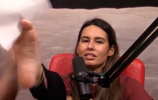 Khalyla Kuhn feet photo thumbnail