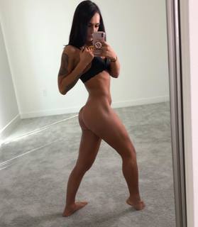 Khloe Kay feet photo thumbnail