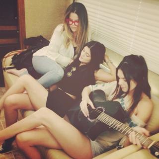 Khloé Kardashian feet photo thumbnail