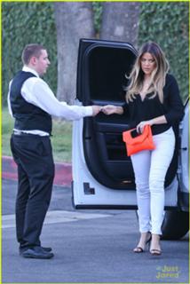 Khloé Kardashian feet photo thumbnail