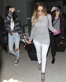 Khloé Kardashian feet photo thumbnail
