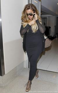 Khloé Kardashian feet photo thumbnail