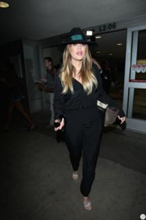 Khloé Kardashian feet photo thumbnail