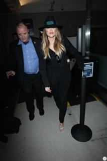 Khloé Kardashian feet photo thumbnail