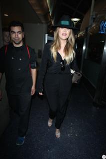 Khloé Kardashian feet photo thumbnail