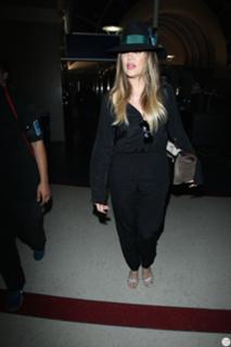 Khloé Kardashian feet photo thumbnail