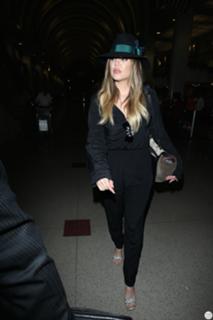 Khloé Kardashian feet photo thumbnail
