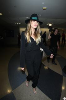 Khloé Kardashian feet photo thumbnail