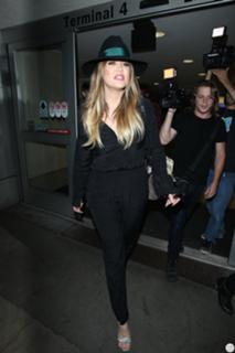 Khloé Kardashian feet photo thumbnail