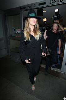 Khloé Kardashian feet photo thumbnail