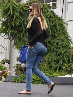 Khloé Kardashian feet photo thumbnail
