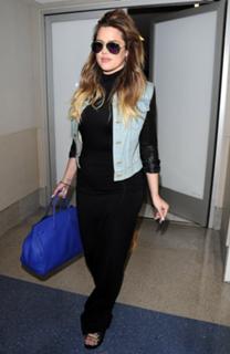 Khloé Kardashian feet photo thumbnail