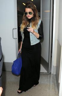 Khloé Kardashian feet photo thumbnail