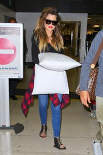 Khloé Kardashian feet photo thumbnail