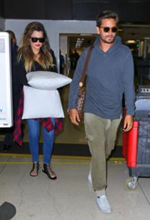 Khloé Kardashian feet photo thumbnail