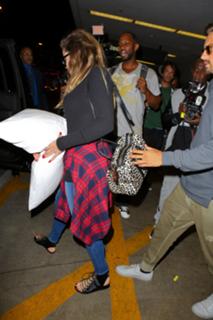 Khloé Kardashian feet photo thumbnail