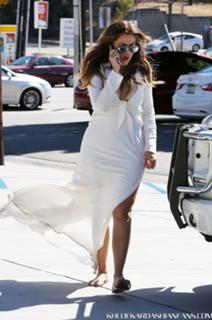 Khloé Kardashian feet photo thumbnail