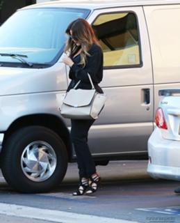 Khloé Kardashian feet photo thumbnail