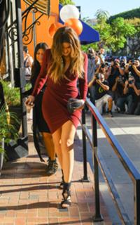 Khloé Kardashian feet photo thumbnail