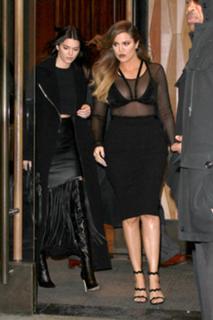 Khloé Kardashian feet photo thumbnail