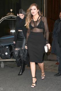 Khloé Kardashian feet photo thumbnail