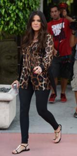 Khloé Kardashian feet photo thumbnail