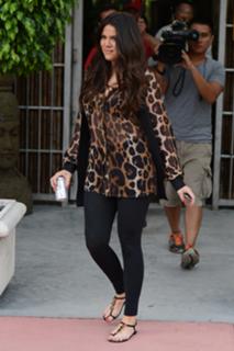 Khloé Kardashian feet photo thumbnail