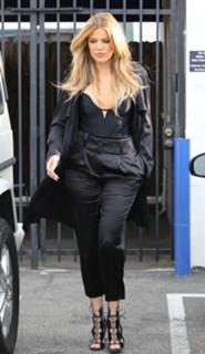 Khloé Kardashian feet photo thumbnail