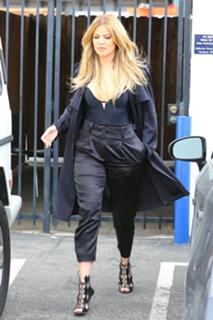 Khloé Kardashian feet photo thumbnail