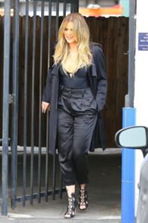 Khloé Kardashian feet photo thumbnail