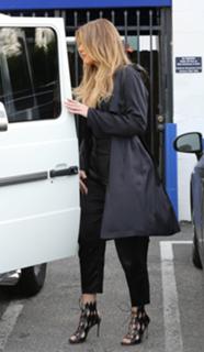 Khloé Kardashian feet photo thumbnail