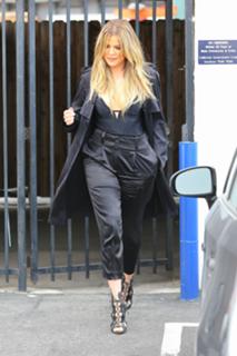 Khloé Kardashian feet photo thumbnail