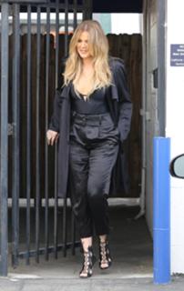 Khloé Kardashian feet photo thumbnail