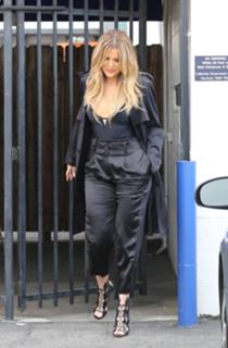Khloé Kardashian feet photo thumbnail