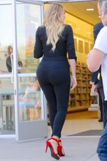 Khloé Kardashian feet photo thumbnail