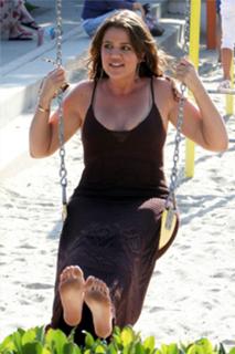 Khloé Kardashian feet photo thumbnail