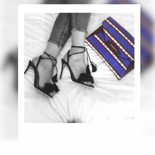 Khloé Kardashian feet photo thumbnail