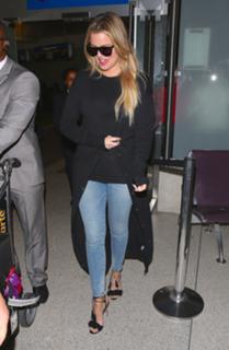 Khloé Kardashian feet photo thumbnail