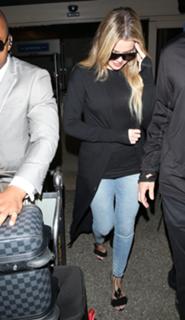 Khloé Kardashian feet photo thumbnail